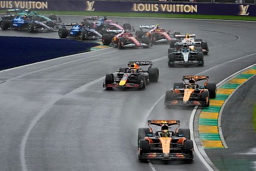 Max Verstappen (l.) machte zu Beginn viel Druck auf die beiden McLaren. - © Asanka Brendon Ratnayake/AP/dpa