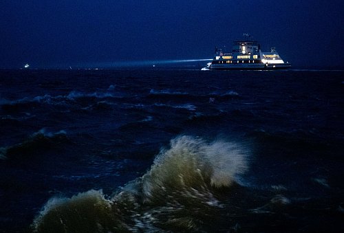 Der Sturm hat auch Auswirkungen auf den Fährverkehr. - © Daniel Bockwoldt/dpa