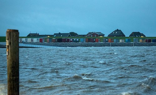 Eine Sturmflut wird an der deutschen Nordseeküste am Montag nicht erwartet. - © Daniel Bockwoldt/dpa/Daniel Bockwoldt