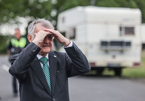 Herbert Reul (CDU), Innenminister von Nordrhein-Westfalen, verfolgt eine Wiegeaktion für Wohnmobile. - © Oliver Berg/dpa