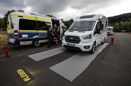 Mit einer Wiegeaktion für Campingfahrzeuge will die Polizei zu Ferienbeginn auf die richtige Gewichtsverteilung und das zulässige Gesamtgewicht aufmerksam machen. - © Oliver Berg/dpa