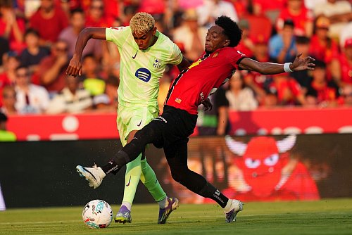 Es ging hart zur Sache beim Spiel des FC Barcelona gegen Mallorca. - © Joan Mateu Parra/AP/dpa