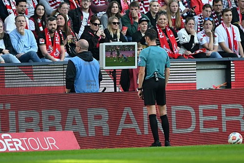 Schiedsrichter Matthias Jöllenbeck gab nach Ansicht der TV-Bilder einen Strafstoß für den VfB Stuttgart. - © Federico Gambarini/dpa