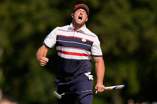 Bryson DeChambeau kam nach einem Fünf-Punkte-Rückstand noch zurück und holte ein Unentschieden. - © Robert Bukaty/AP/dpa