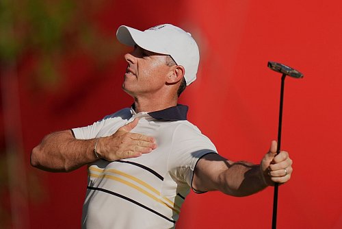 Verlor sein Match gegen Scottie Scheffler, konnte am Ende aber dennoch über den Titel jubeln: Rory McIlroy. - © Seth Wenig/AP/dpa