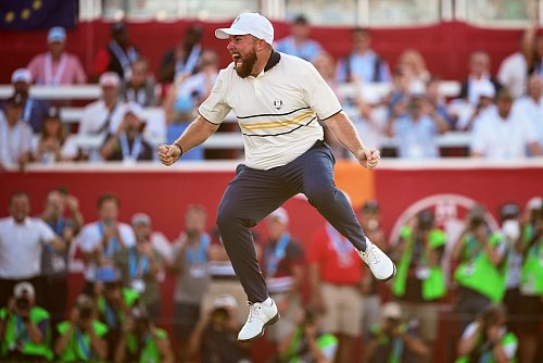 Der Sprung nach dem entscheidenden Putt: Shane Lowry bejubelt die Titelverteidigung im Ryder Cup. - © Matt Slocum/AP/dpa