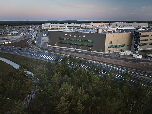 In Grünheide bei Berlin betreibt Tesla seine einzige Autofabrik in Europa. - © Jörg Carstensen/dpa