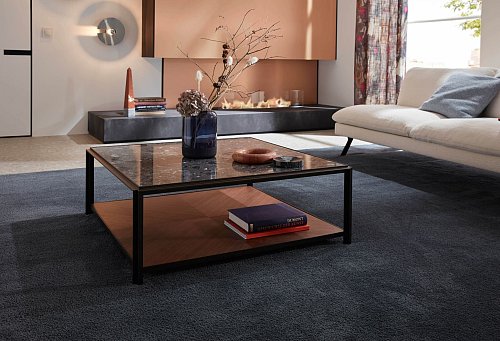 Wird durch Teppich zur heimeligen Wohninsel: der Bereich rund um Couch und Couchtisch. Hier zu sehen bei den Bielefelder Werkstätten. - © Bielefelder Werkstätten/VDM/dpa-tmn