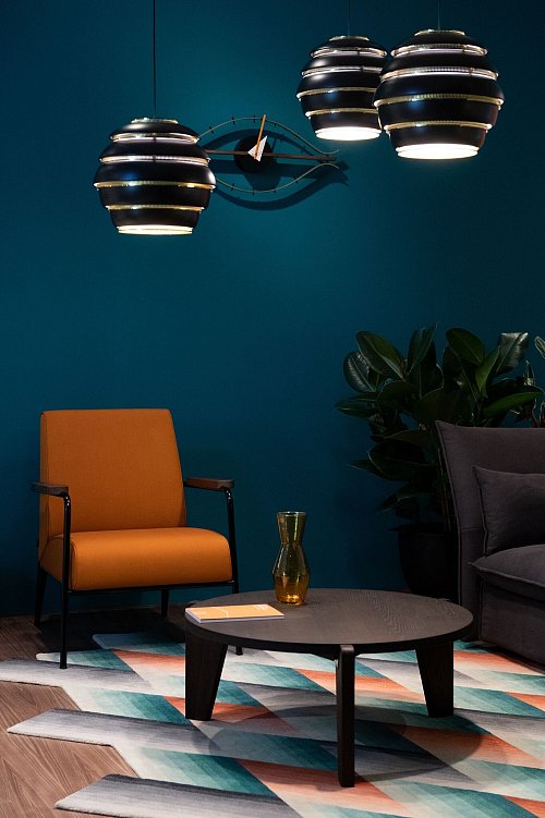Kann verschiedene Farben aus dem Raum zusammenbringen - und harmonisieren: ein Teppich in mehreren Farben. Hier ein Wohnkonzept mit Teppich von Vitra. - © Franziska Gabbert/dpa-tmn