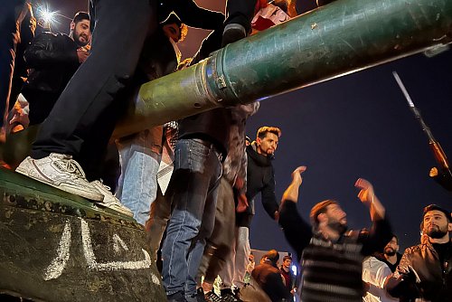 Nach der Flucht von Assad feiern Bürger in Damaskus. - © Omar Sanadiki/AP/dpa