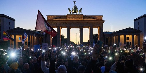 Die Demonstranten trafen sich für ihren Protest vor dem Brandenburger Tor. - © Annette Riedl/dpa