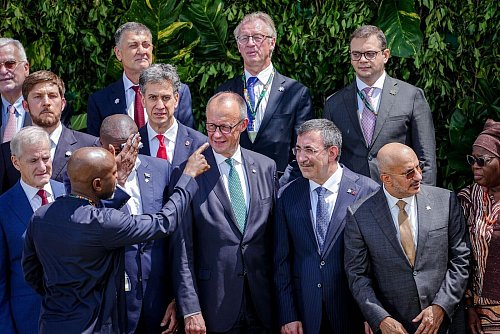Merz stellt sich zum Familienfoto auf der COP30 auf. - © Kay Nietfeld/dpa