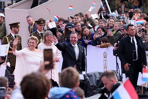 Viele tausend Menschen jubeln dem neuen großherzoglichen Paar zu - © Omar Havana/AP/dpa