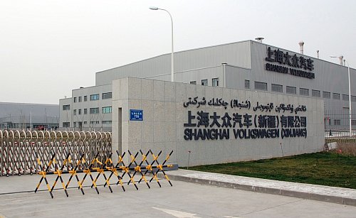 VWs Werk in Xinjiang war wegen Zwangsarbeitsvorwürfen umstritten. (Archivbild) - © Stephan Scheuer/dpa