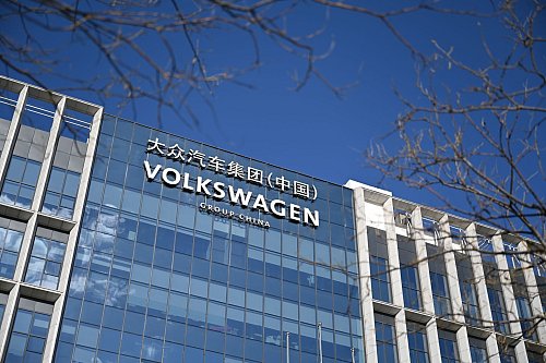 VW kooperiert seit langem mit dem Staatskonzern Saic. - © Johannes Neudecker/dpa