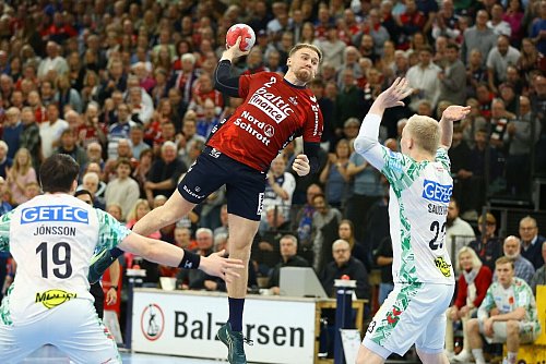 Simon Pytlick (M.) ist einer der besten Handballer der Welt. (Archivbild) - © Michael Hundt/dpa