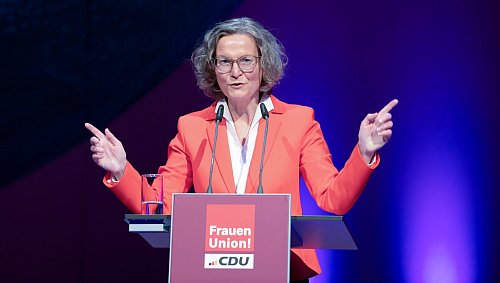 Nordrhein-Westfalens Ministerin für Heimat, Kommunales, Bau und Digitalisierung, Ina Scharrenbach, bei ihrer Antrittsrede. - © Stefan Puchner/dpa