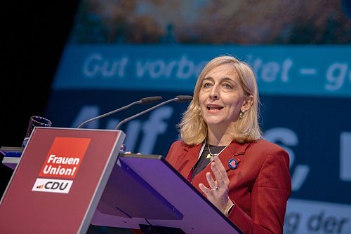 Bundesgesundheitsministerin NIna Warken bei ihrer Antrittsrede. - © Stefan Puchner/dpa