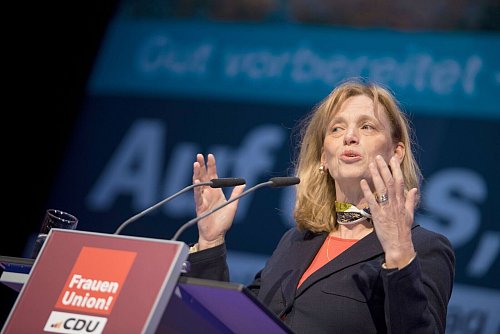 Bundesfamilienministerin Karin Prien beklagt einen Mangel an weiblichen Führungspersonen in der CDU. - © Stefan Puchner/dpa