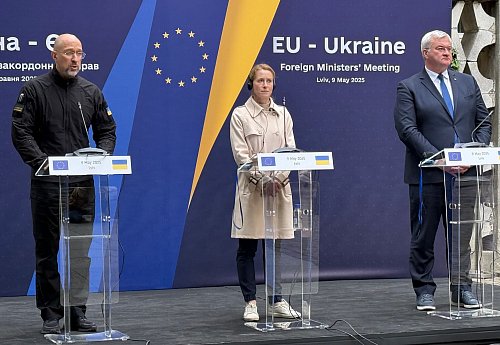 Während Putin bei seiner Militärparade den Angriff auf die Ukraine rechtfertigte, kamen in der Westukraine die EU-Außenminister zusammen. - © Jörg Blank/dpa