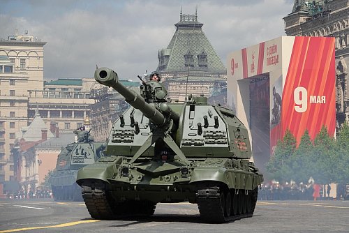 Zahlreiche Panzer fuhren bei der Militärparade über den Roten Platz. - © Ulf Mauder/dpa