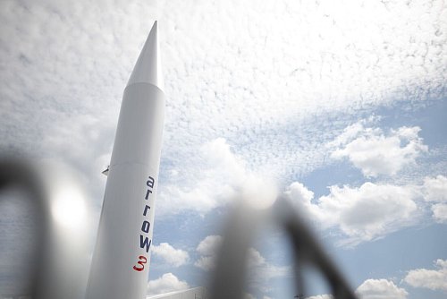 Modell einer Rakete des Arrow-3-Luftverteidigungssystems - © Sebastian Christoph Gollnow/dpa