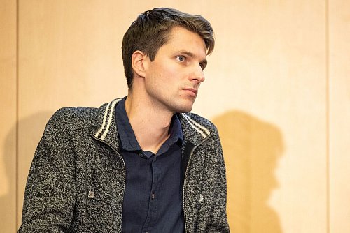 Dario Minden, Leiter der Fanabteilung der Eintracht, hat kein Verständnis für den Ausschluss der Frankfurter Anhänger. (Archivbild) - © Hannes P. Albert/dpa