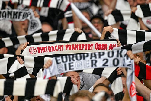 Die Fans von Eintracht Frankfurt dürfen nicht ins Stadion nach Neapel. (Archivbild) - © Uwe Anspach/dpa