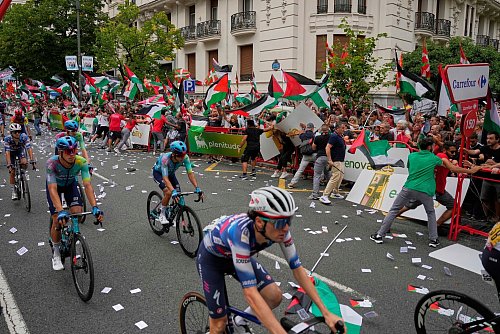 Demonstranten mit palästinensischen Fahnen sorgen bei der Vuelta für chaotische Zustände. - © Miguel Oses/AP/dpa