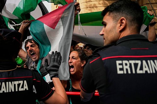 Seit Tagen nutzen die Demonstranten die Vuelta für ihre Proteste. - © Miguel Oses/AP/dpa