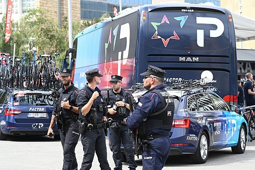 Das israelische Team steht unter Polizeischutz. - © David De Haro/EUROPA PRESS/dpa