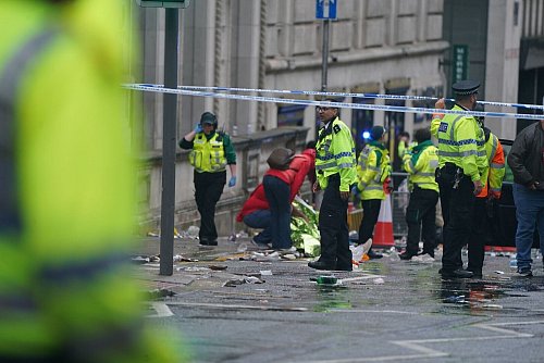In Liverpool sind etliche Polizei- und Rettungskräfte im Einsatz. - © Owen Humphreys/PA/AP/dpa