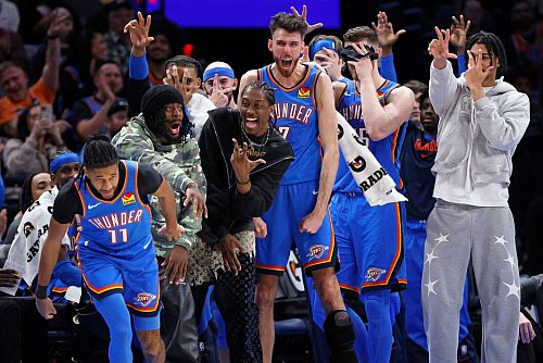 Feiernde Thunder: Mit dem Sieg kann Oklahoma City nicht mehr vom Spitzenplatz im Westen verdrängt werden. - © Nate Billings/AP/dpa