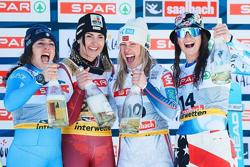 Das Siegerpodest des WM-Super-G mit gleich vier Fahrerinnen. - © Jens Büttner/dpa