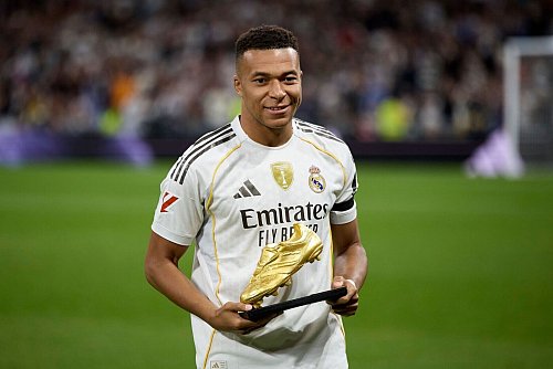 Vor dem Spiel gegen Valencia präsentierte Kylian Mbappé den Goldenen Schuh für Europas besten Torschützen. - © Ruben Albarran/ZUMA Press Wire/dpa