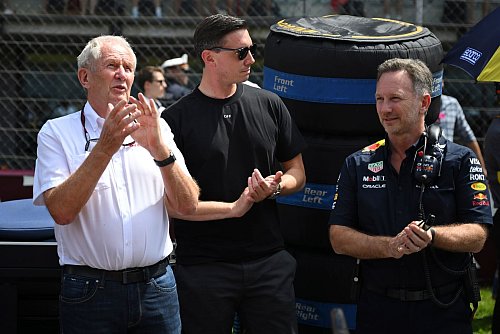Helmut Marko (l) droht der Verlust seines Schützlings Max Verstappen. - © Christian Bruna/AP/dpa