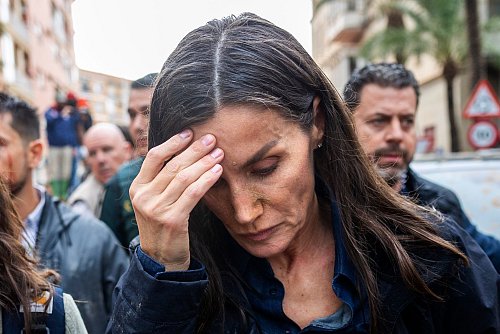 Spaniens Königin Letizia reagiert betroffen, als sie die von den Überschwemmungen betroffenen Menschen in der Nähe von Valencia besucht. - © David Melero/AP