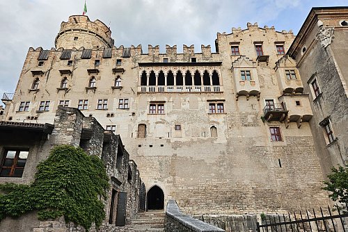Das Castello del Buonconsiglio ist wohl das bedeutendste profane Bauwerk des Trentino und steht auf einem Felsvorsprung im Nordosten der Altstadt von Trient. - © Ute Müller/dpa-tmn