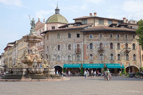 Piazza mit Prachtbauten: der Domplatz in Trient. - © Lars Halbauer/dpa/dpa-tmn