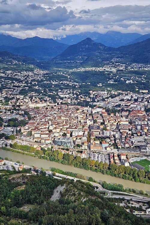 Blick auf Trient: Die Stadt wird oft unterschätzt, versprüht aber ebenso viel mediterranes Ambiente wie das nahe gelegene, aber oft überlaufene Verona. - © Ute Müller/dpa-tmn