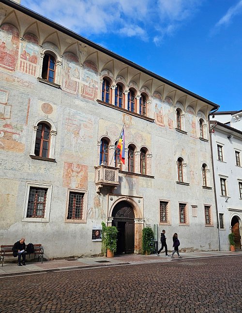 Von der Renaissance-Architektur des Trentino zeugt der Palazzo Geremia in Trient. - © Ute Müller/dpa-tmn