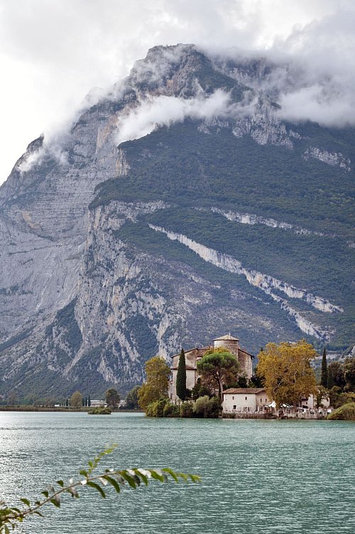 Der oftmals von Nebel umwaberte Lago Toblino ist vielleicht der schönste See im Valle dei Laghi. - © Ute Müller/dpa-tmn