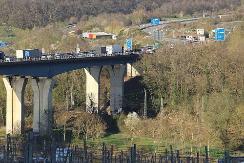 Stau auf der Moselbrücke: Dazu kommt es regelmäßig, wenn die Deutsche Bundespolizei auf der A8 Luxemburg-Saarbrücken bei der Einreise nach Deutschland Kontrollen durchführt. - © Bernd F. Meier/dpa-tmn