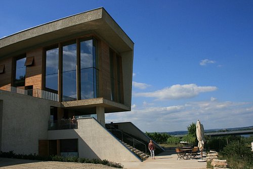Futuristischer Bau des Weinguts Henri Ruppert auf dem Markusberg aus der Feder des Architekten Francois Valentiny. Insgesamt hat Schengen 16 Winzer. - © Bernd F. Meier/dpa-tmn
