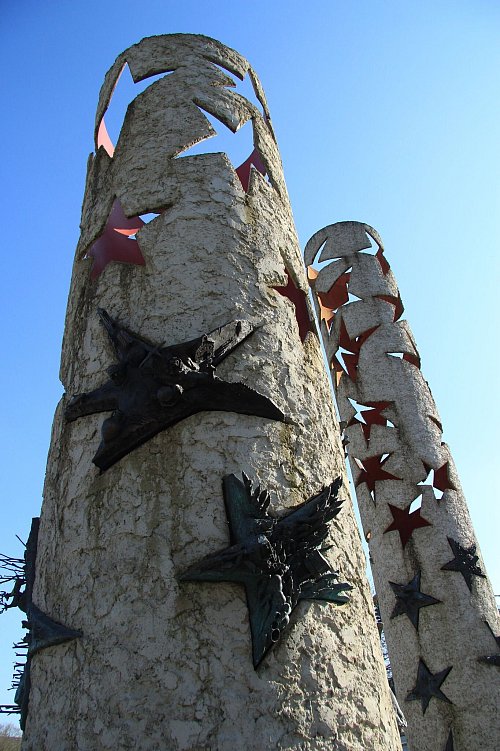 Am Moselufer stehen auch drei Säulen mit Sternen, die die Staaten des Schengen-Raumes symbolisieren. - © Bernd F. Meier/dpa-tmn