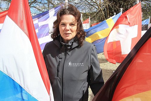 Mit Flaggen und Funktionskleidung: Martina Kneip ist Direktorin des Schengen-Museums, das zum Jubiläum neu eröffnen soll. - © Bernd F. Meier/dpa-tmn