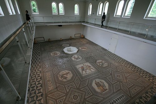 Rund drei Millionen Einzelsteinchen: Das römische Mosaik in Perl-Nennig gilt als das größte seiner Art nördlich der Alpen. - © Bernd F. Meier/dpa-tmn