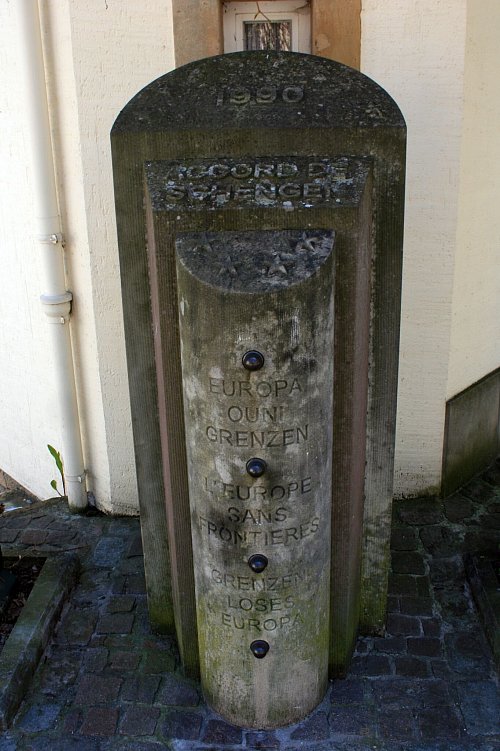 Gegenüber dem Kochhaus entdeckt man sie: die Erinnerungssäule der Schengen-Verträge von 1985 und 1990. - © Bernd F. Meier/dpa-tmn