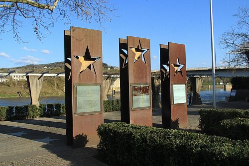 An der Moselpromenade erinnern drei Stelen an die Schengen-Verträge. - © Bernd F. Meier/dpa-tmn