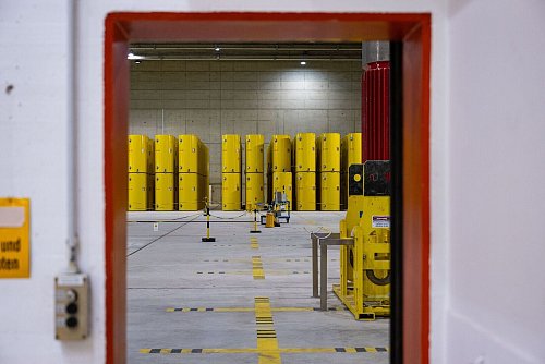 Im Zwischenlager Ahaus lagern bereits 305 Castor-Behälter des Typs THTR/AVR. (Archivbild) - © Guido Kirchner/dpa